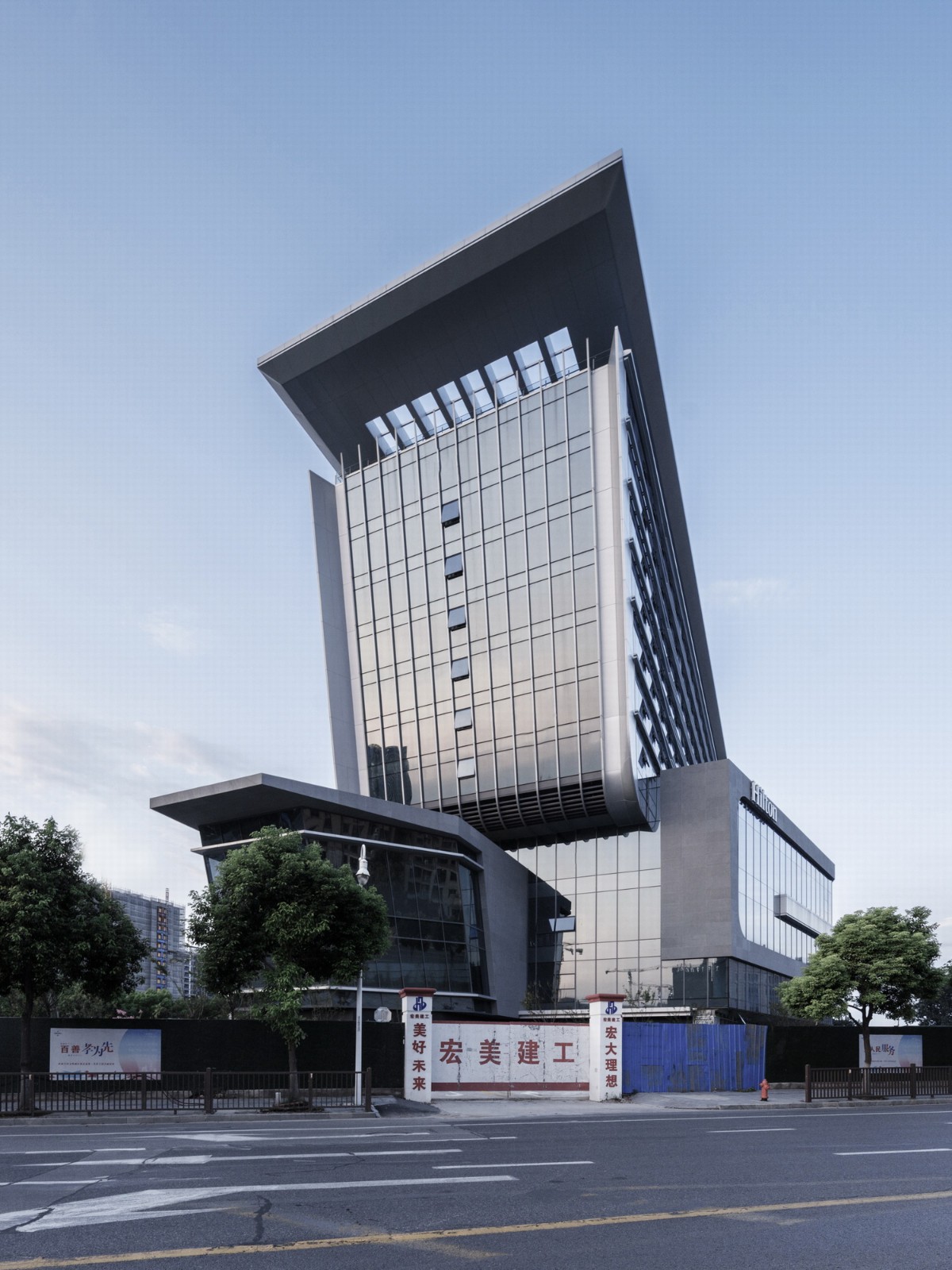 BIM建筑|上海新虹桥灿辉希尔顿五星级酒店:一幅展现流线与速度感的立面画卷 / 三益建筑 BIM建筑|上海新虹桥灿辉希尔顿五星级酒店:一幅展现流线与速度感的立面画卷 / 三益建筑