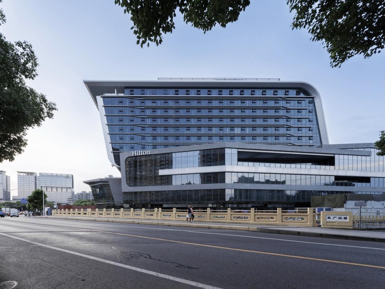 BIM建筑|上海新虹桥灿辉希尔顿五星级酒店:一幅展现流线与速度感的立面画卷 / 三益建筑 BIM建筑|上海新虹桥灿辉希尔顿五星级酒店:一幅展现流线与速度感的立面画卷 / 三益建筑