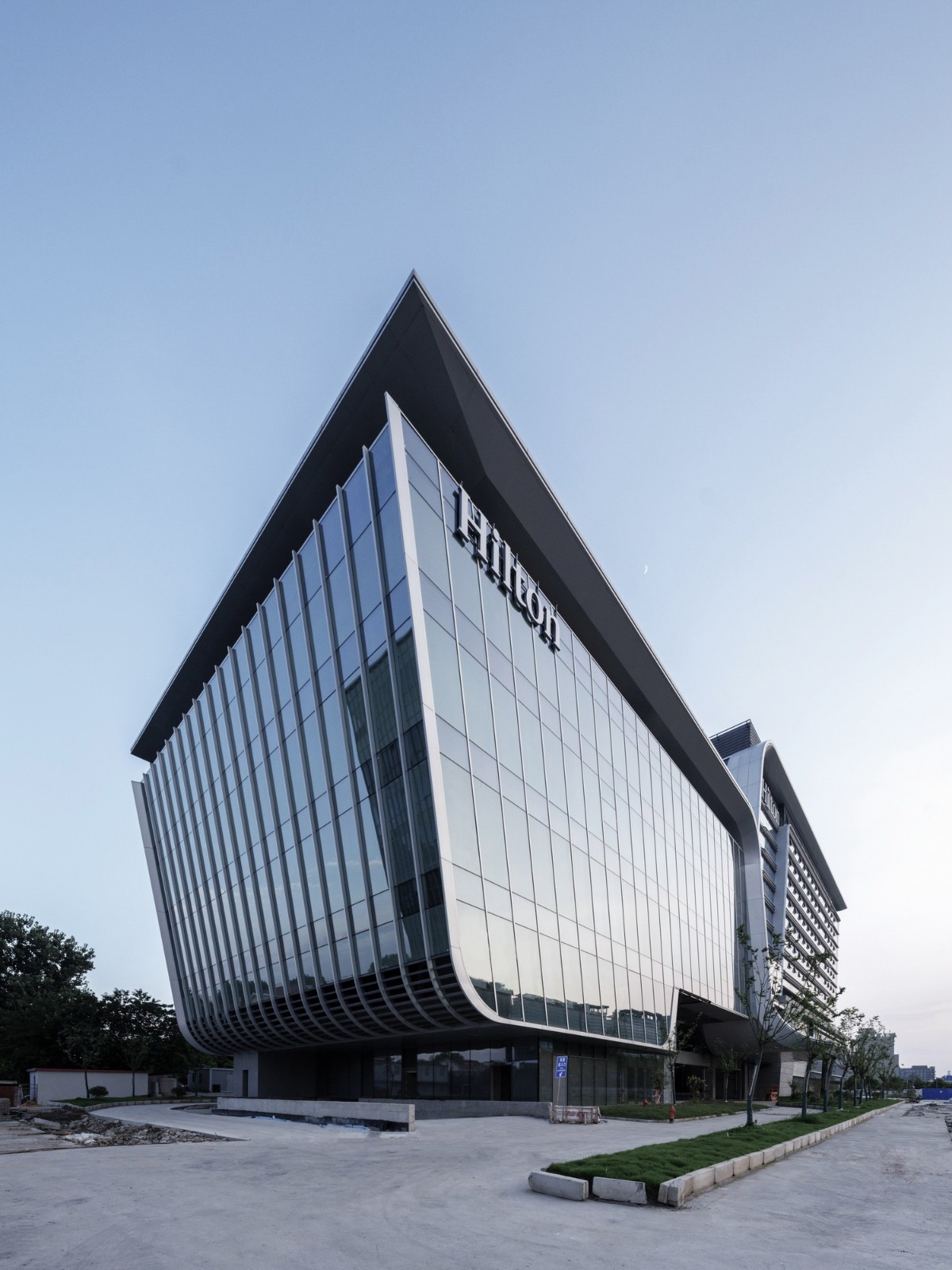 BIM建筑|上海新虹桥灿辉希尔顿五星级酒店:一幅展现流线与速度感的立面画卷 / 三益建筑 BIM建筑|上海新虹桥灿辉希尔顿五星级酒店:一幅展现流线与速度感的立面画卷 / 三益建筑