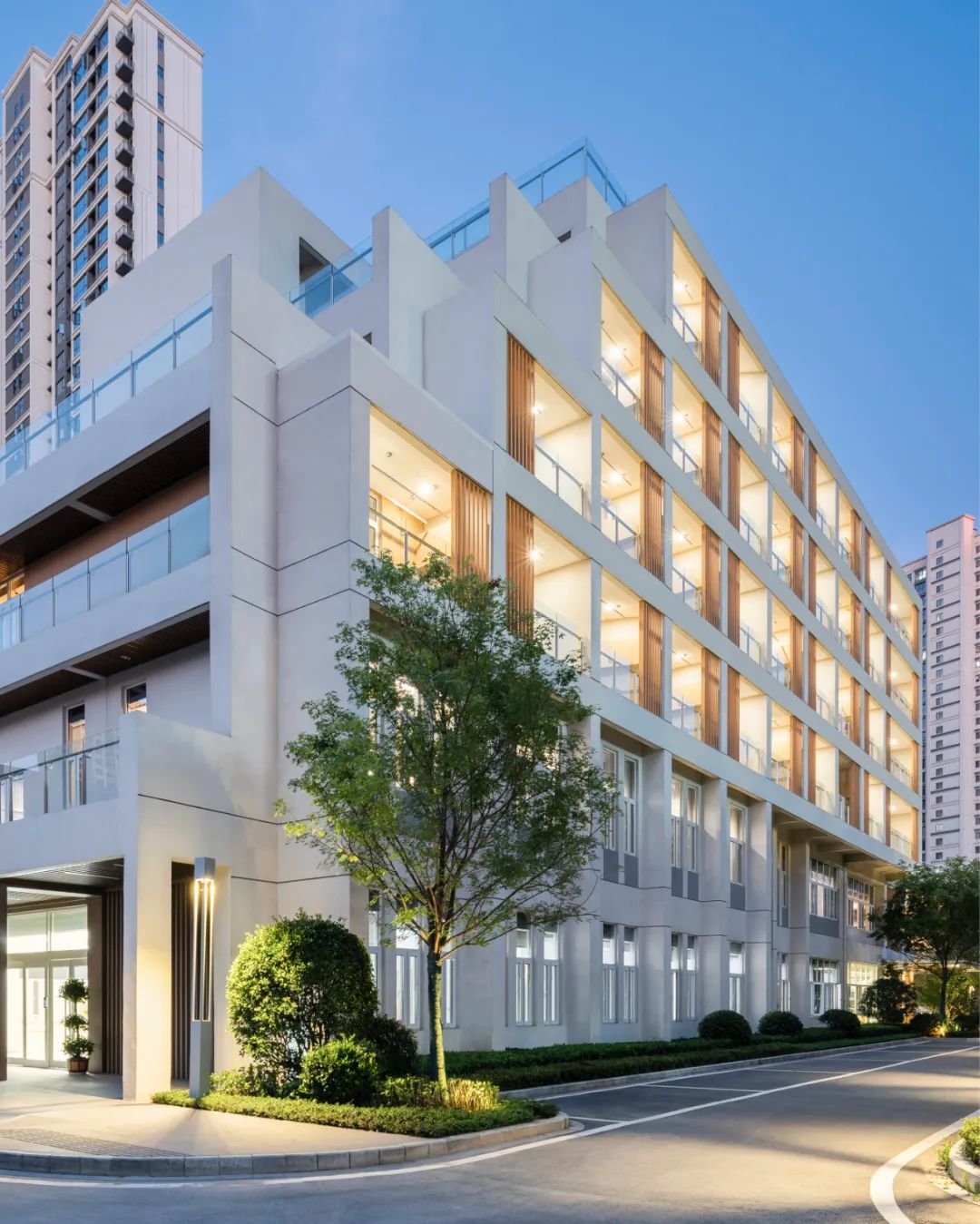 BIM建筑|多层养老中心与外部环境的互动-博元养老中心 / UUA BIM建筑|多层养老中心与外部环境的互动-博元养老中心 / UUA