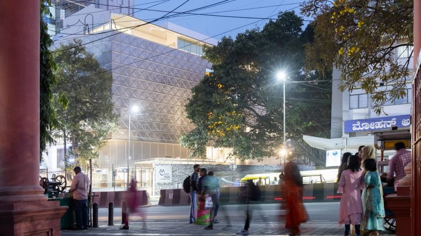 BIM建筑|马休·戈什将美术馆围在不锈钢“水箱”中 BIM建筑|马休·戈什将美术馆围在不锈钢“水箱”中