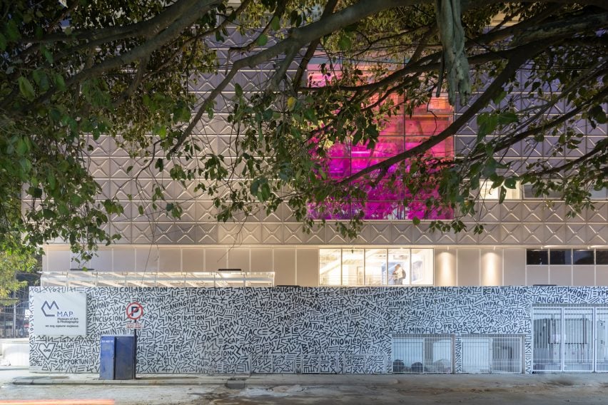 BIM建筑|马休·戈什将美术馆围在不锈钢“水箱”中 BIM建筑|马休·戈什将美术馆围在不锈钢“水箱”中