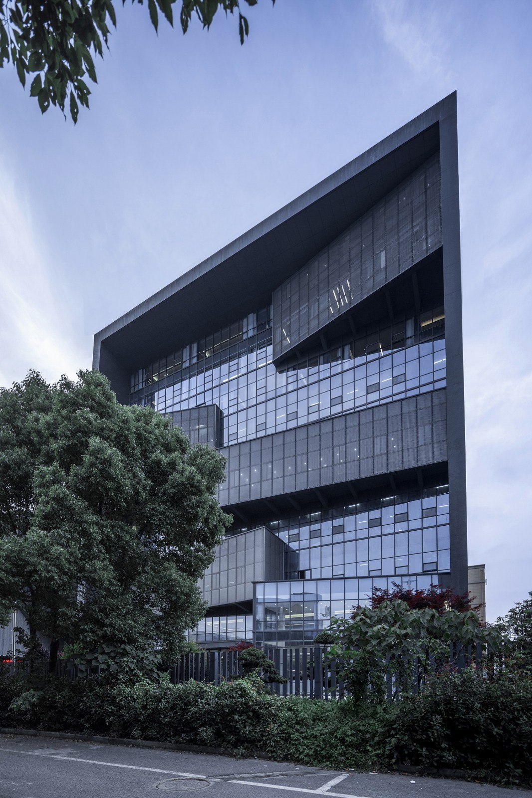 BIM建筑|台州聚丰机车总部 / 殊至建筑 BIM建筑|台州聚丰机车总部 / 殊至建筑