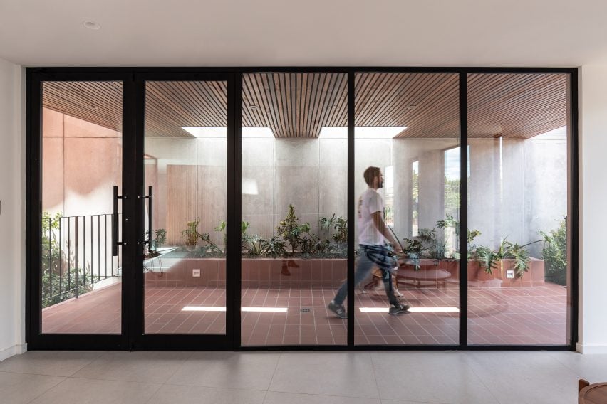 BIM建筑|厄罗设计堆叠式有色混凝土大楼 BIM建筑|厄罗设计堆叠式有色混凝土大楼