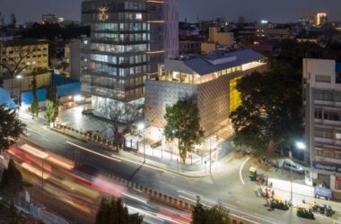 BIM建筑|马休·戈什将美术馆围在不锈钢“水箱”中-BIM建筑网