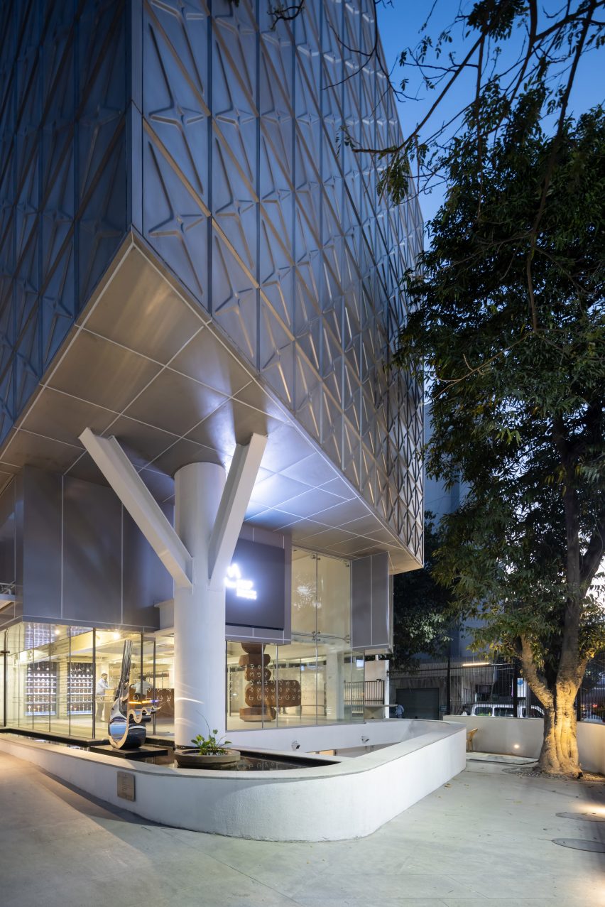 BIM建筑|马休·戈什将美术馆围在不锈钢“水箱”中 BIM建筑|马休·戈什将美术馆围在不锈钢“水箱”中