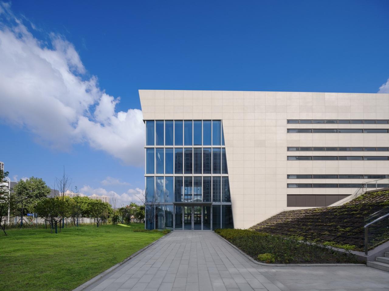 BIM建筑|上海三林懿德社区文体中心:“镶嵌”在社区当中的一站式“体育+”公园 / 三益中国 BIM建筑|上海三林懿德社区文体中心:“镶嵌”在社区当中的一站式“体育+”公园 / 三益中国