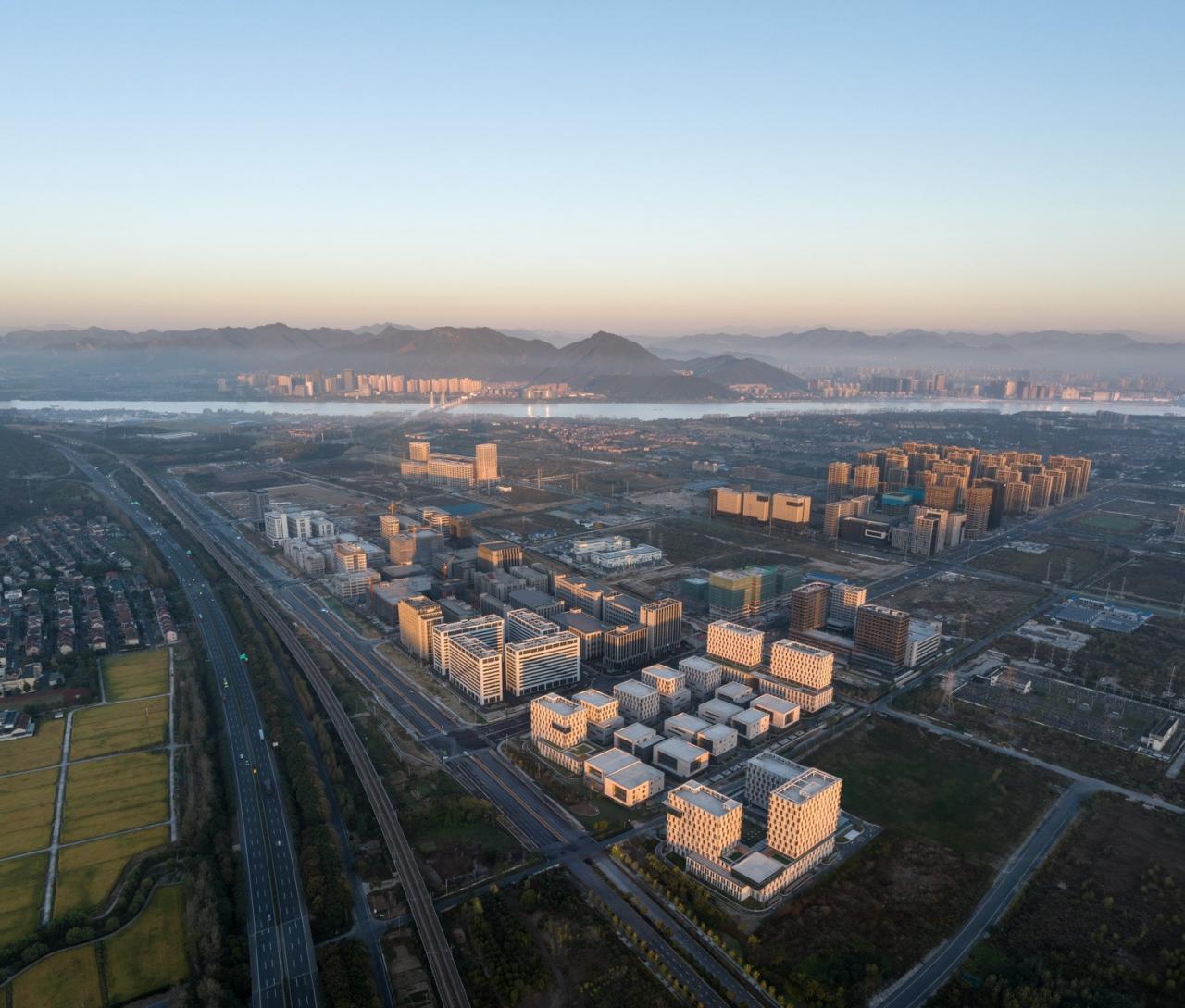 BIM建筑|工业上楼 模式迭代:杭州中节能(富阳)环保产业园 / line+孟凡浩新作 BIM建筑|工业上楼 模式迭代:杭州中节能(富阳)环保产业园 / line+孟凡浩新作