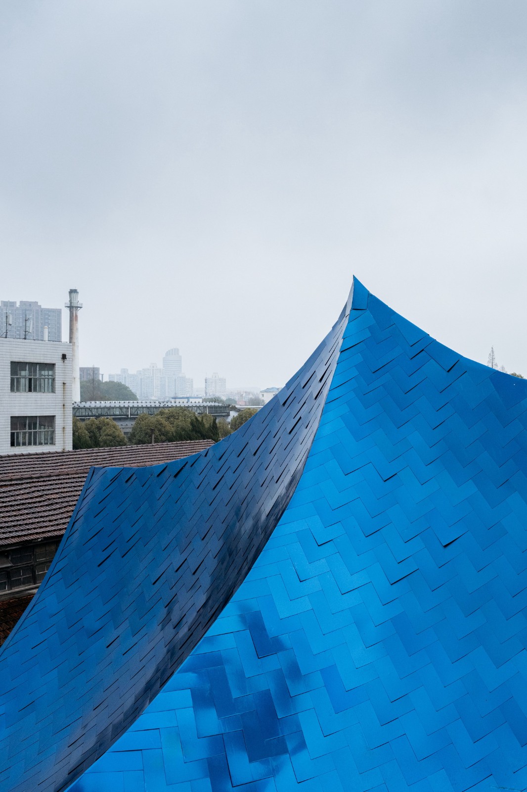 BIM建筑|青丘和白崖:仿佛海浪一般起伏的蓝色山丘下是我们“摇摇摆摆的人间” / Wutopia Lab BIM建筑|青丘和白崖:仿佛海浪一般起伏的蓝色山丘下是我们“摇摇摆摆的人间” / Wutopia Lab