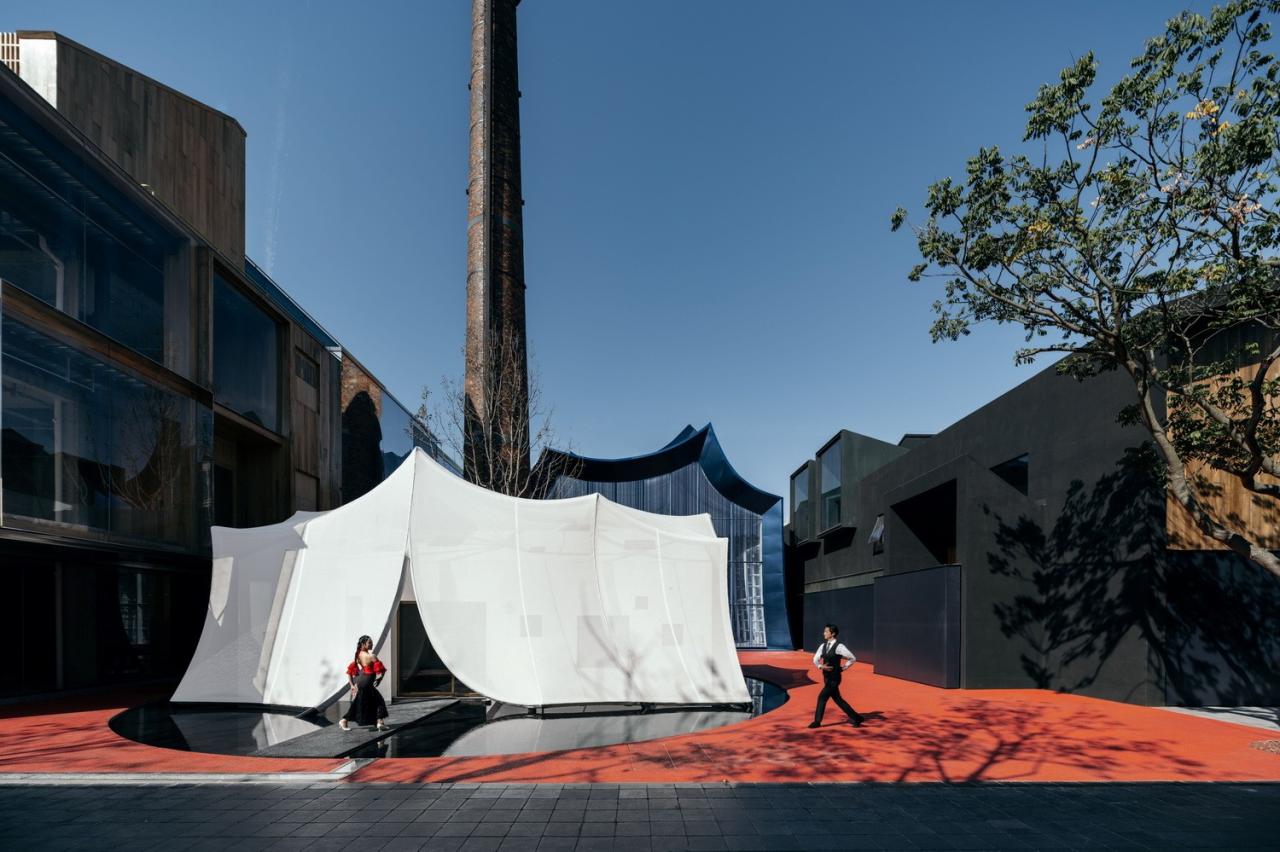 BIM建筑|青丘和白崖:仿佛海浪一般起伏的蓝色山丘下是我们“摇摇摆摆的人间” / Wutopia Lab BIM建筑|青丘和白崖:仿佛海浪一般起伏的蓝色山丘下是我们“摇摇摆摆的人间” / Wutopia Lab