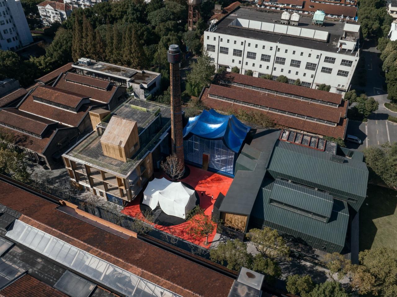 BIM建筑|青丘和白崖:仿佛海浪一般起伏的蓝色山丘下是我们“摇摇摆摆的人间” / Wutopia Lab BIM建筑|青丘和白崖:仿佛海浪一般起伏的蓝色山丘下是我们“摇摇摆摆的人间” / Wutopia Lab