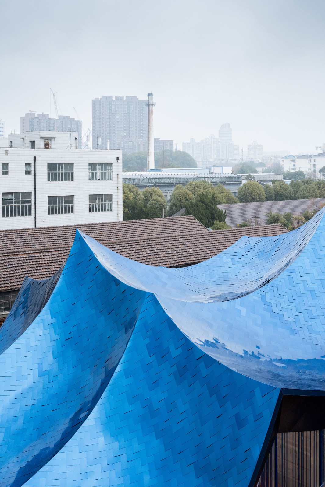 BIM建筑|青丘和白崖:仿佛海浪一般起伏的蓝色山丘下是我们“摇摇摆摆的人间” / Wutopia Lab BIM建筑|青丘和白崖:仿佛海浪一般起伏的蓝色山丘下是我们“摇摇摆摆的人间” / Wutopia Lab