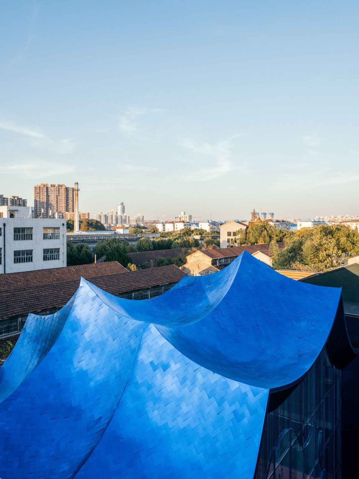 BIM建筑|青丘和白崖:仿佛海浪一般起伏的蓝色山丘下是我们“摇摇摆摆的人间” / Wutopia Lab BIM建筑|青丘和白崖:仿佛海浪一般起伏的蓝色山丘下是我们“摇摇摆摆的人间” / Wutopia Lab