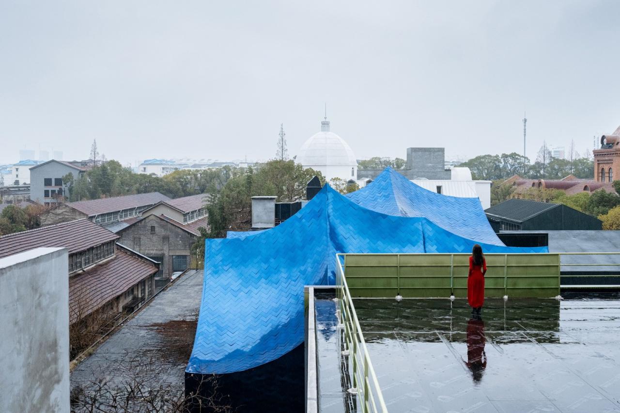 BIM建筑|青丘和白崖:仿佛海浪一般起伏的蓝色山丘下是我们“摇摇摆摆的人间” / Wutopia Lab BIM建筑|青丘和白崖:仿佛海浪一般起伏的蓝色山丘下是我们“摇摇摆摆的人间” / Wutopia Lab