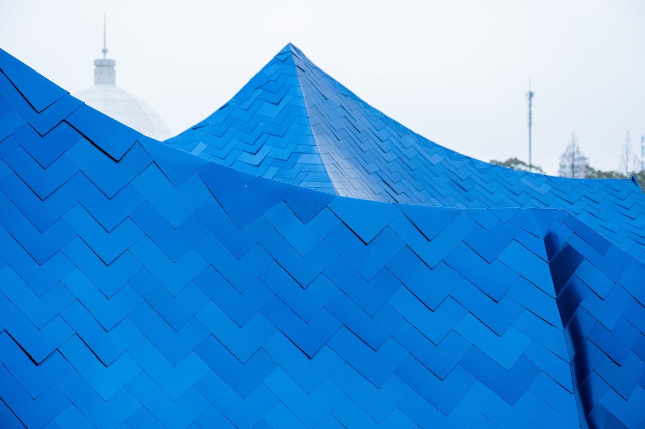 BIM建筑|青丘和白崖:仿佛海浪一般起伏的蓝色山丘下是我们“摇摇摆摆的人间” / Wutopia Lab BIM建筑|青丘和白崖:仿佛海浪一般起伏的蓝色山丘下是我们“摇摇摆摆的人间” / Wutopia Lab