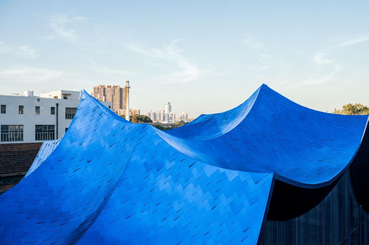 BIM建筑|青丘和白崖:仿佛海浪一般起伏的蓝色山丘下是我们“摇摇摆摆的人间” / Wutopia Lab BIM建筑|青丘和白崖:仿佛海浪一般起伏的蓝色山丘下是我们“摇摇摆摆的人间” / Wutopia Lab
