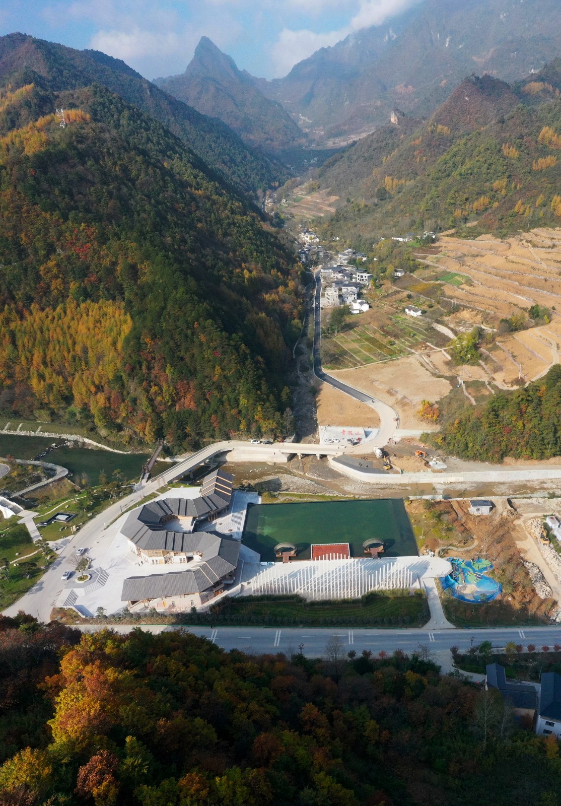 BIM建筑|龙形建筑:康县全域旅游游客集散中心 / 共生建筑Farmerson Architects BIM建筑|龙形建筑:康县全域旅游游客集散中心 / 共生建筑Farmerson Architects