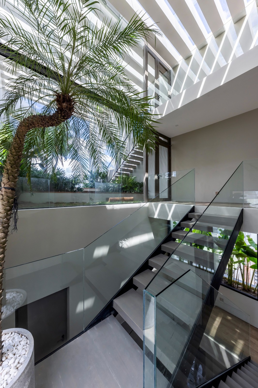BIM建筑|天空花园别墅 / Pham Huu Son Architects BIM建筑|天空花园别墅 / Pham Huu Son Architects