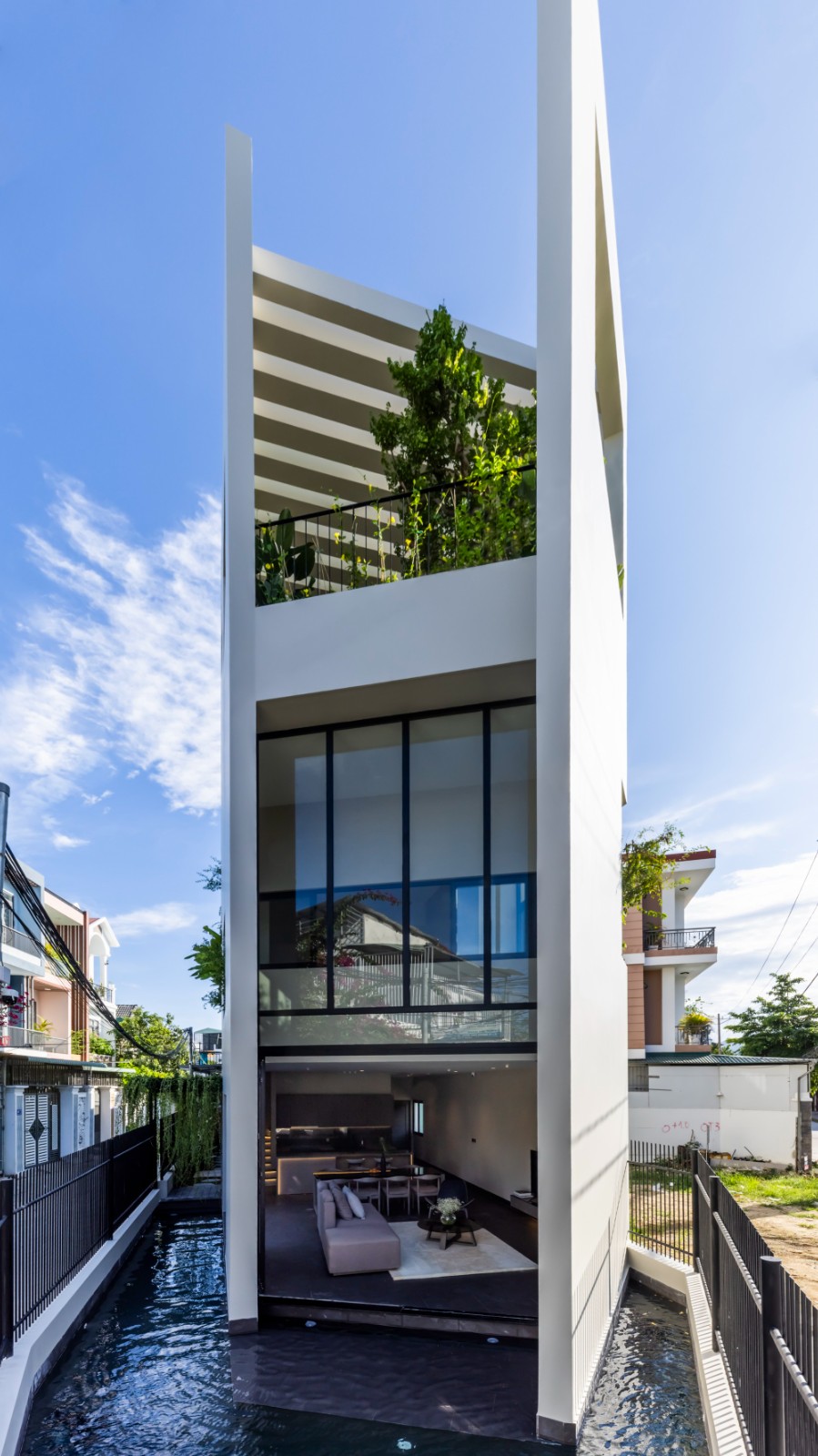 BIM建筑|天空花园别墅 / Pham Huu Son Architects BIM建筑|天空花园别墅 / Pham Huu Son Architects