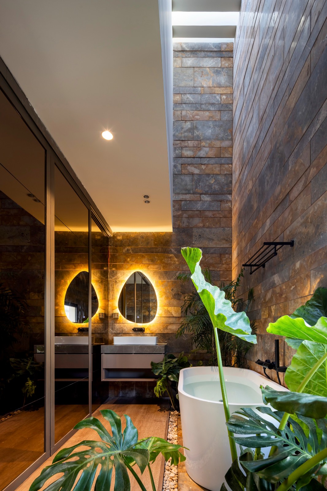 BIM建筑|天空花园别墅 / Pham Huu Son Architects BIM建筑|天空花园别墅 / Pham Huu Son Architects