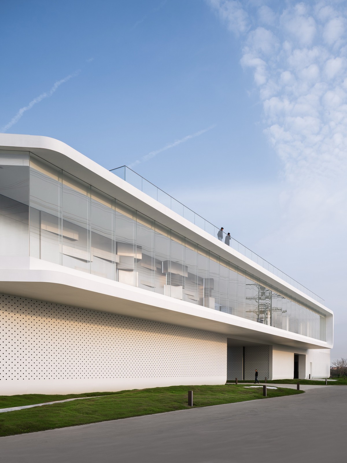 BIM建筑|充分考虑在地化和适应性,打造BMW宝马“绿星灯塔” / ARCHIHOPE BIM建筑|充分考虑在地化和适应性,打造BMW宝马“绿星灯塔” / ARCHIHOPE