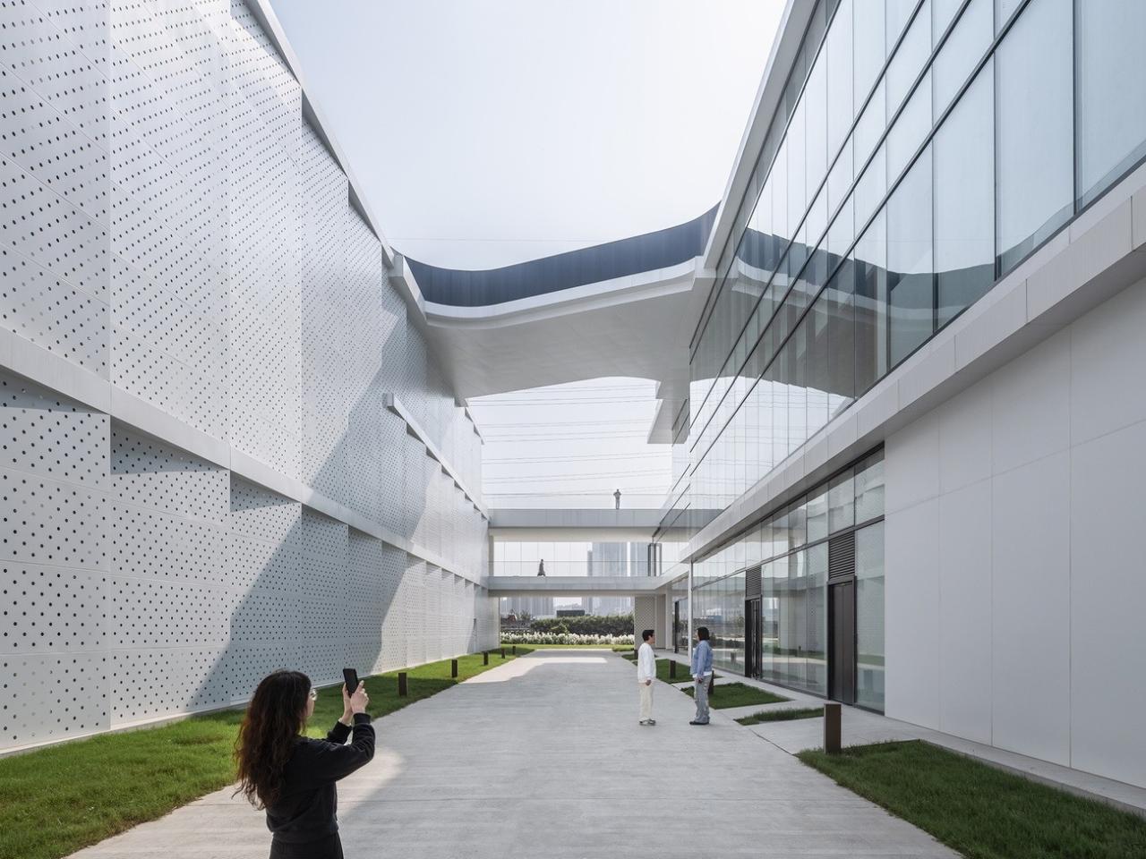 BIM建筑|充分考虑在地化和适应性,打造BMW宝马“绿星灯塔” / ARCHIHOPE BIM建筑|充分考虑在地化和适应性,打造BMW宝马“绿星灯塔” / ARCHIHOPE