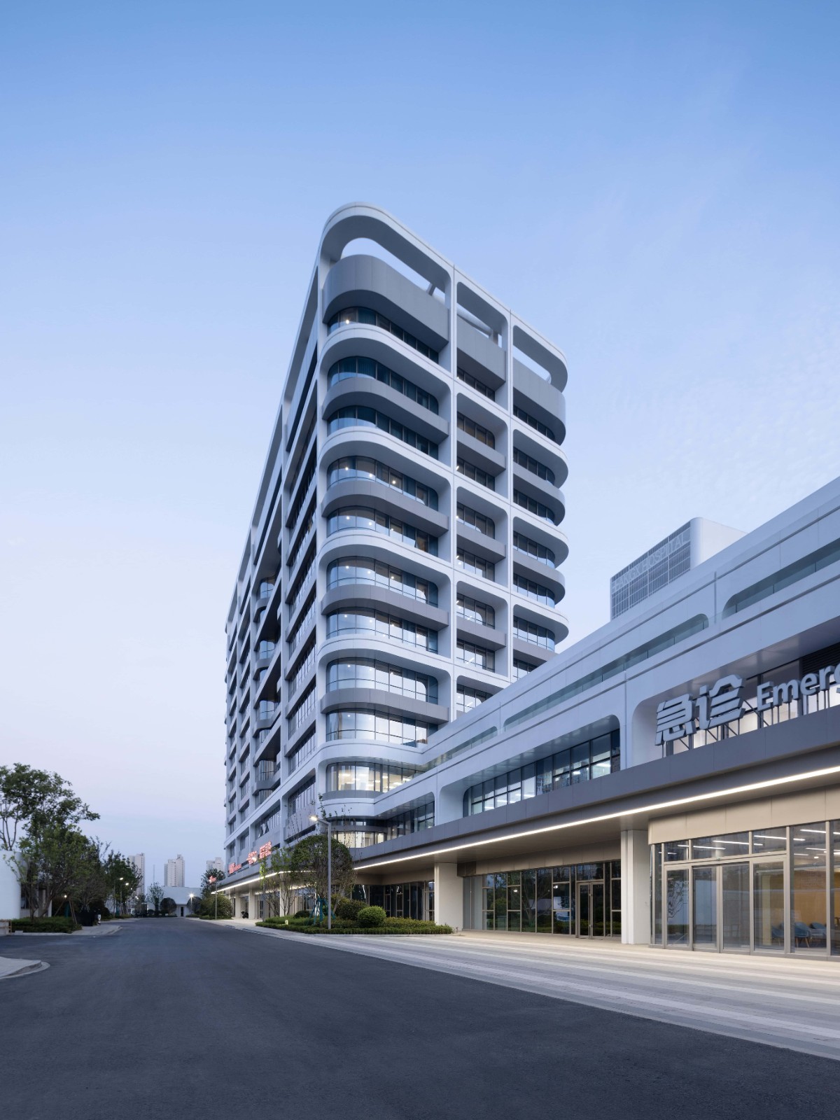 BIM建筑|去医院化:一座温暖的白色城堡-安康市高新医院 / UUA建筑师事务所 BIM建筑|去医院化:一座温暖的白色城堡-安康市高新医院 / UUA建筑师事务所