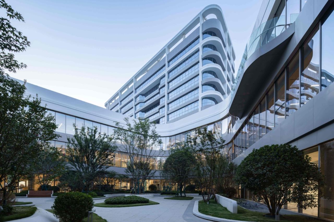 BIM建筑|去医院化:一座温暖的白色城堡-安康市高新医院 / UUA建筑师事务所 BIM建筑|去医院化:一座温暖的白色城堡-安康市高新医院 / UUA建筑师事务所
