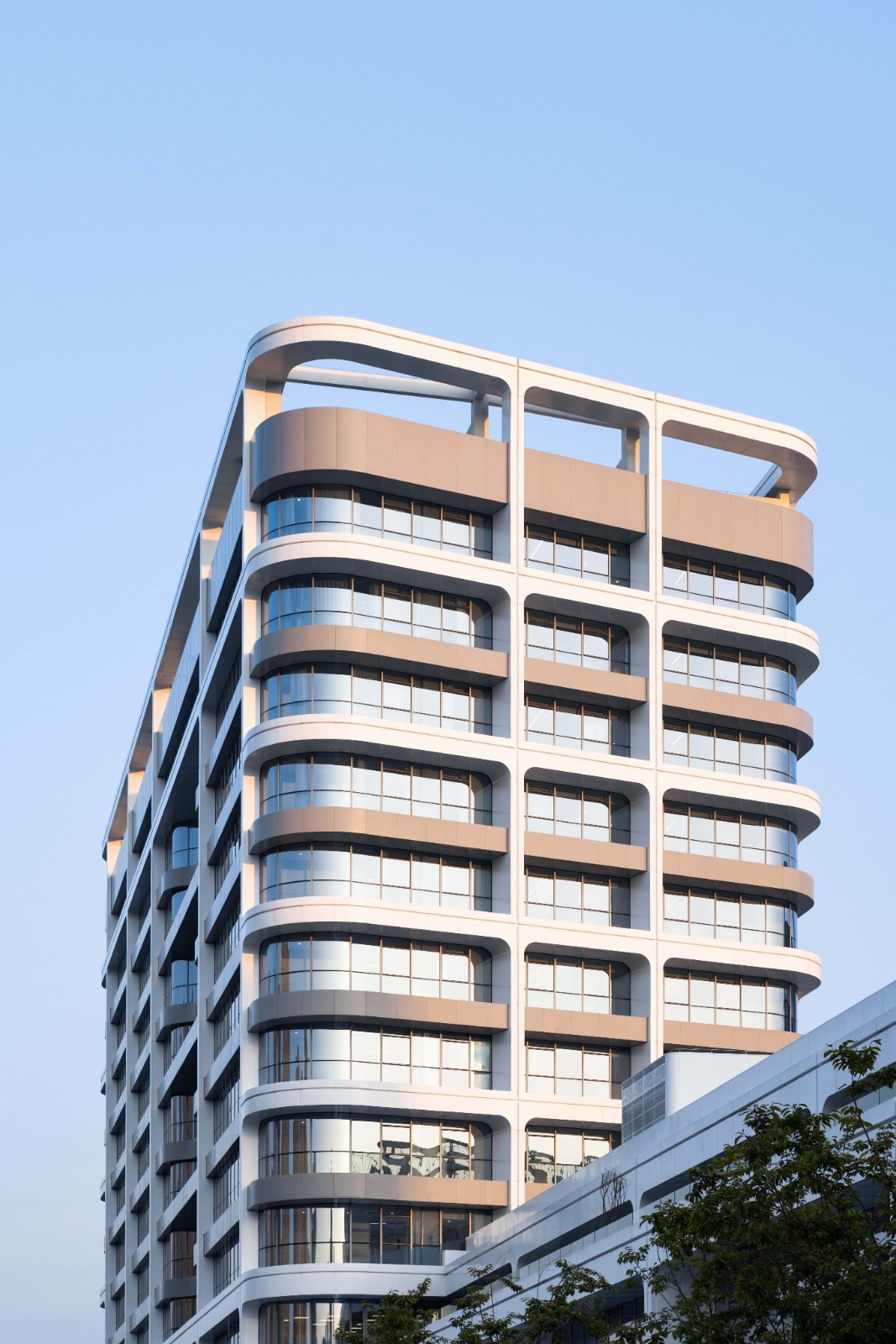 BIM建筑|去医院化:一座温暖的白色城堡-安康市高新医院 / UUA建筑师事务所 BIM建筑|去医院化:一座温暖的白色城堡-安康市高新医院 / UUA建筑师事务所