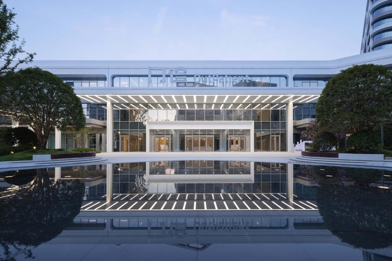 BIM建筑|去医院化:一座温暖的白色城堡-安康市高新医院 / UUA建筑师事务所 BIM建筑|去医院化:一座温暖的白色城堡-安康市高新医院 / UUA建筑师事务所