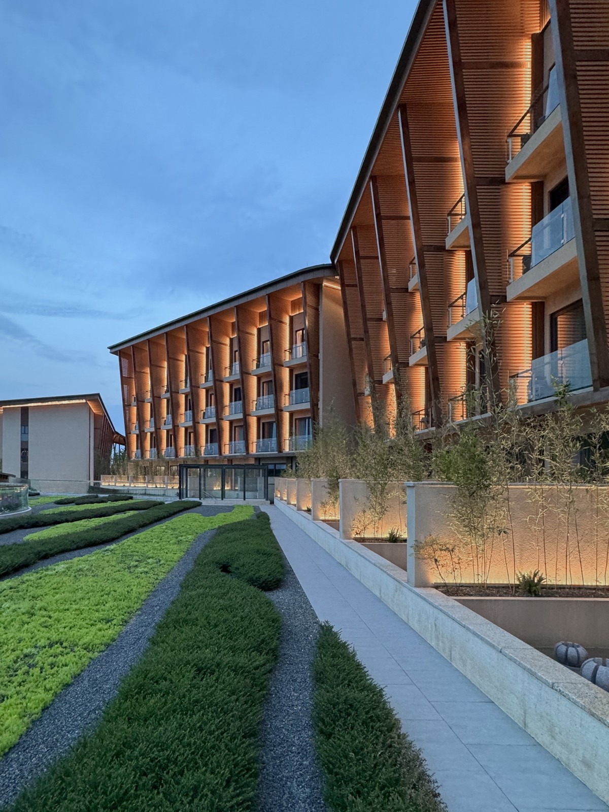 BIM建筑|“龙脊”- 地中海黑龙滩度假酒店 / AIM ARCHITECTURE BIM建筑|“龙脊”- 地中海黑龙滩度假酒店 / AIM ARCHITECTURE