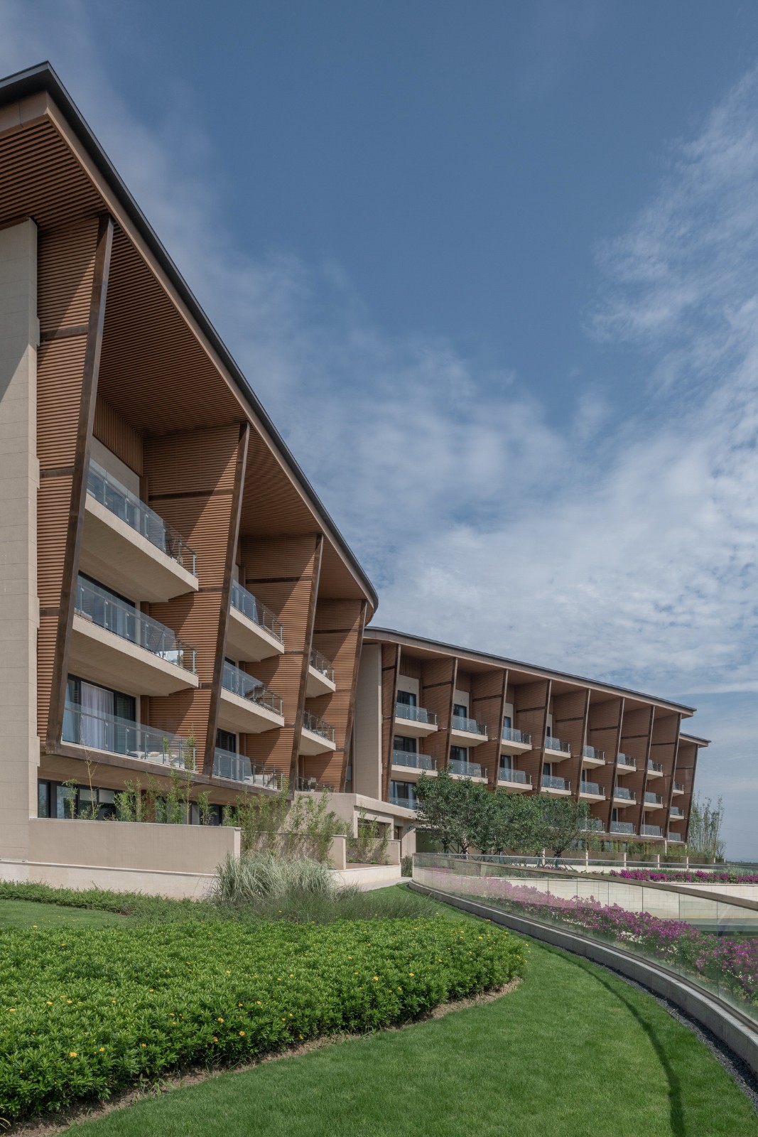 BIM建筑|“龙脊”- 地中海黑龙滩度假酒店 / AIM ARCHITECTURE BIM建筑|“龙脊”- 地中海黑龙滩度假酒店 / AIM ARCHITECTURE