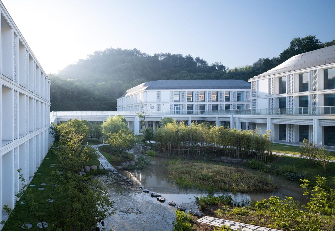 BIM建筑|山水疗愈,身心宜居:杭州市第一社会福利院 / 浙江大学建筑设计研究院 BIM建筑|山水疗愈,身心宜居:杭州市第一社会福利院 / 浙江大学建筑设计研究院