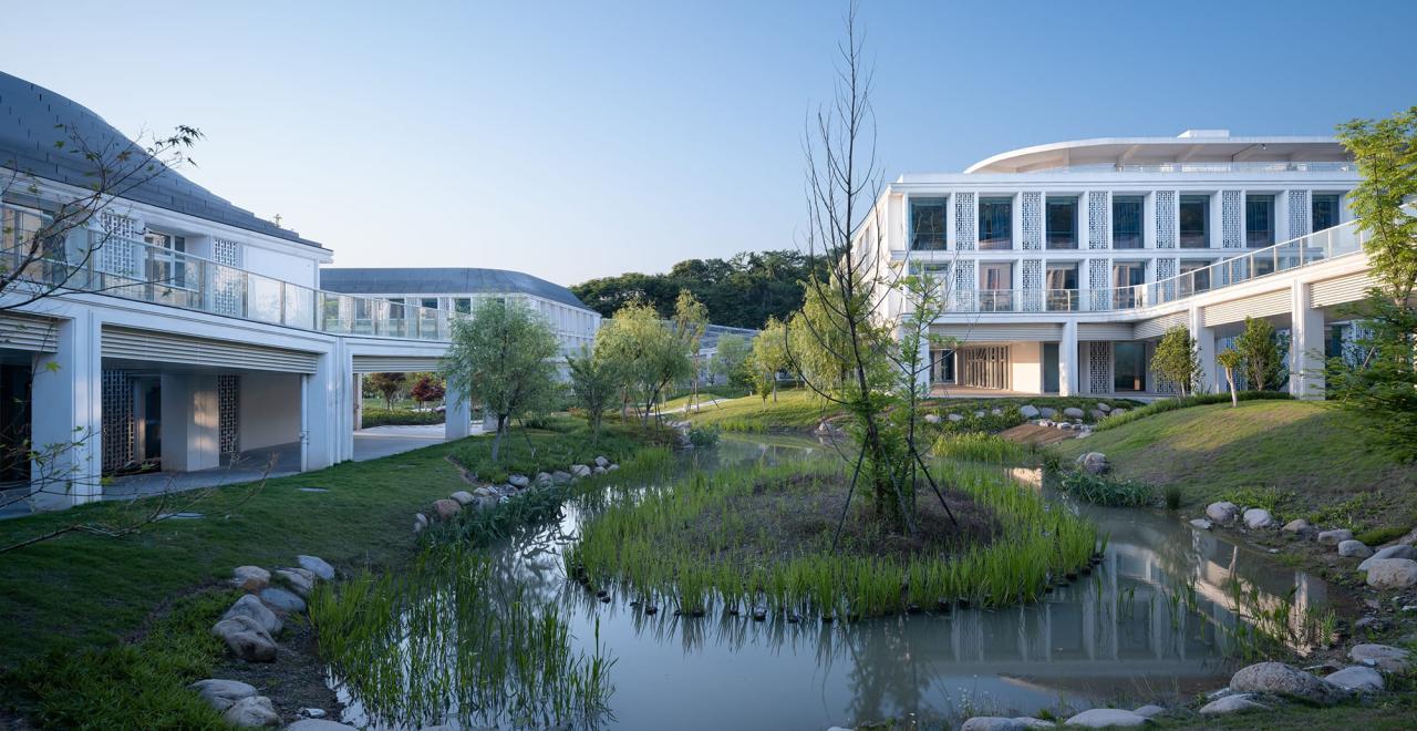 BIM建筑|山水疗愈,身心宜居:杭州市第一社会福利院 / 浙江大学建筑设计研究院 BIM建筑|山水疗愈,身心宜居:杭州市第一社会福利院 / 浙江大学建筑设计研究院