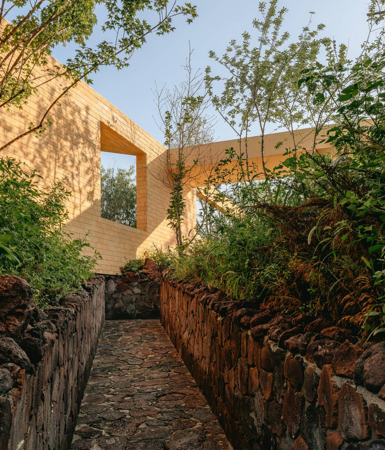BIM建筑|ARVO 16:30酒店: 接住光影草木的城堡 / 大料建筑 BIM建筑|ARVO 16:30酒店: 接住光影草木的城堡 / 大料建筑