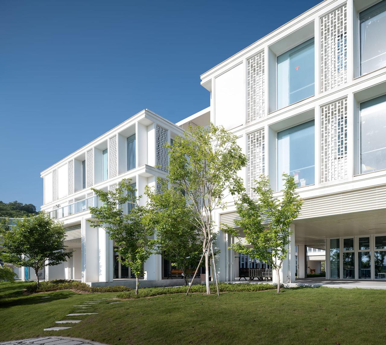 BIM建筑|山水疗愈,身心宜居:杭州市第一社会福利院 / 浙江大学建筑设计研究院 BIM建筑|山水疗愈,身心宜居:杭州市第一社会福利院 / 浙江大学建筑设计研究院