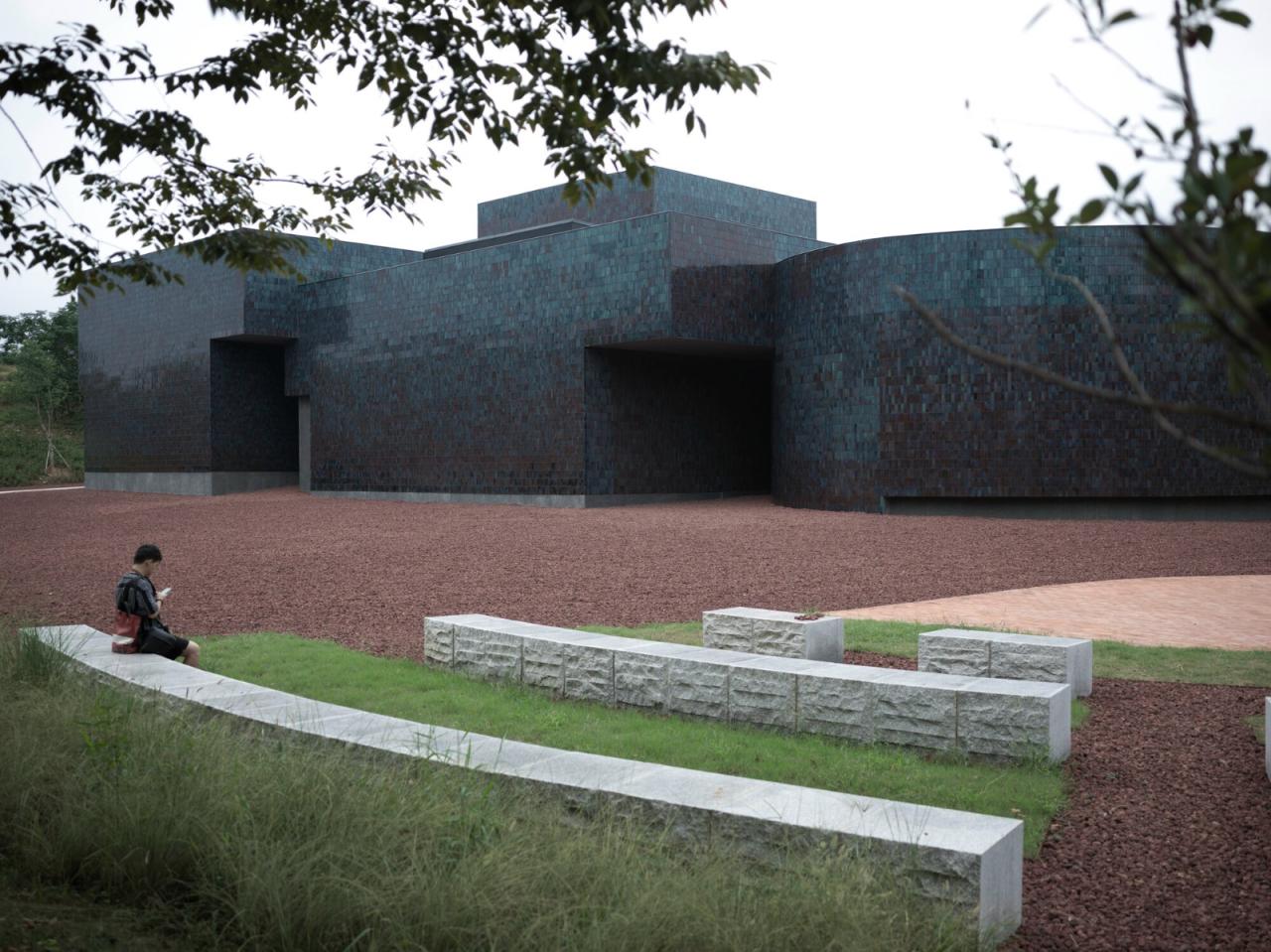 BIM建筑|“釉”织新旧,黄龙山·紫砂矿源展示馆 / 东南大学建筑学院+旭可建筑 BIM建筑|“釉”织新旧,黄龙山·紫砂矿源展示馆 / 东南大学建筑学院+旭可建筑