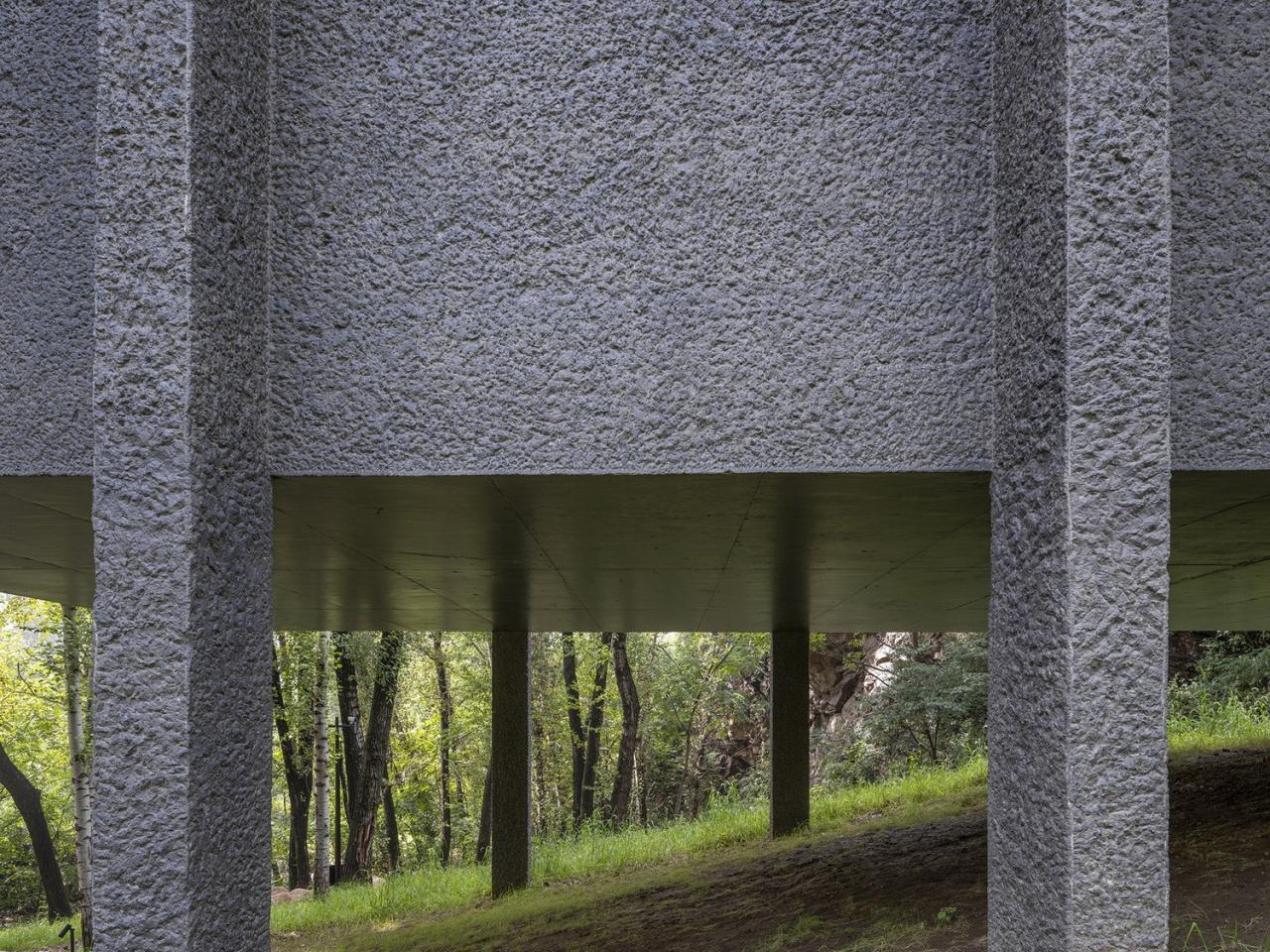 BIM建筑|雾灵山眼石汤泉,林中仪器 / 直向建筑 BIM建筑|雾灵山眼石汤泉,林中仪器 / 直向建筑