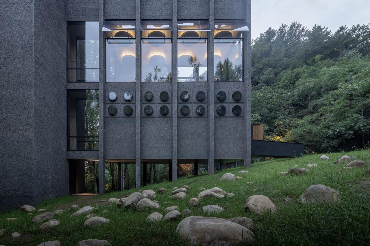 BIM建筑|雾灵山眼石汤泉,林中仪器 / 直向建筑 BIM建筑|雾灵山眼石汤泉,林中仪器 / 直向建筑