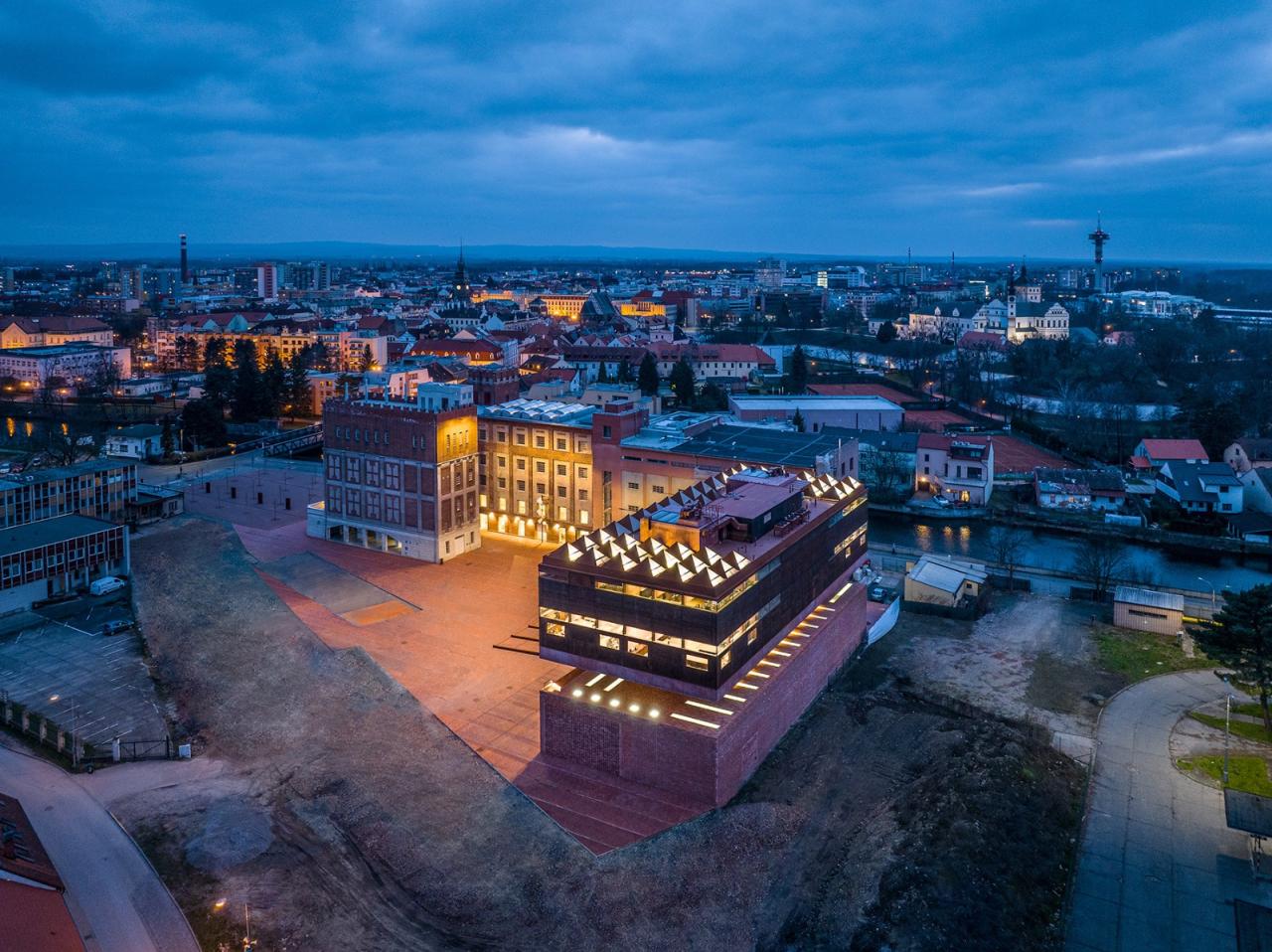 BIM建筑|帕尔杜比采 GAMPA、Sféra 建筑群与自动化工厂公共空间 / Šépka architekti BIM建筑|帕尔杜比采 GAMPA、Sféra 建筑群与自动化工厂公共空间 / Šépka architekti