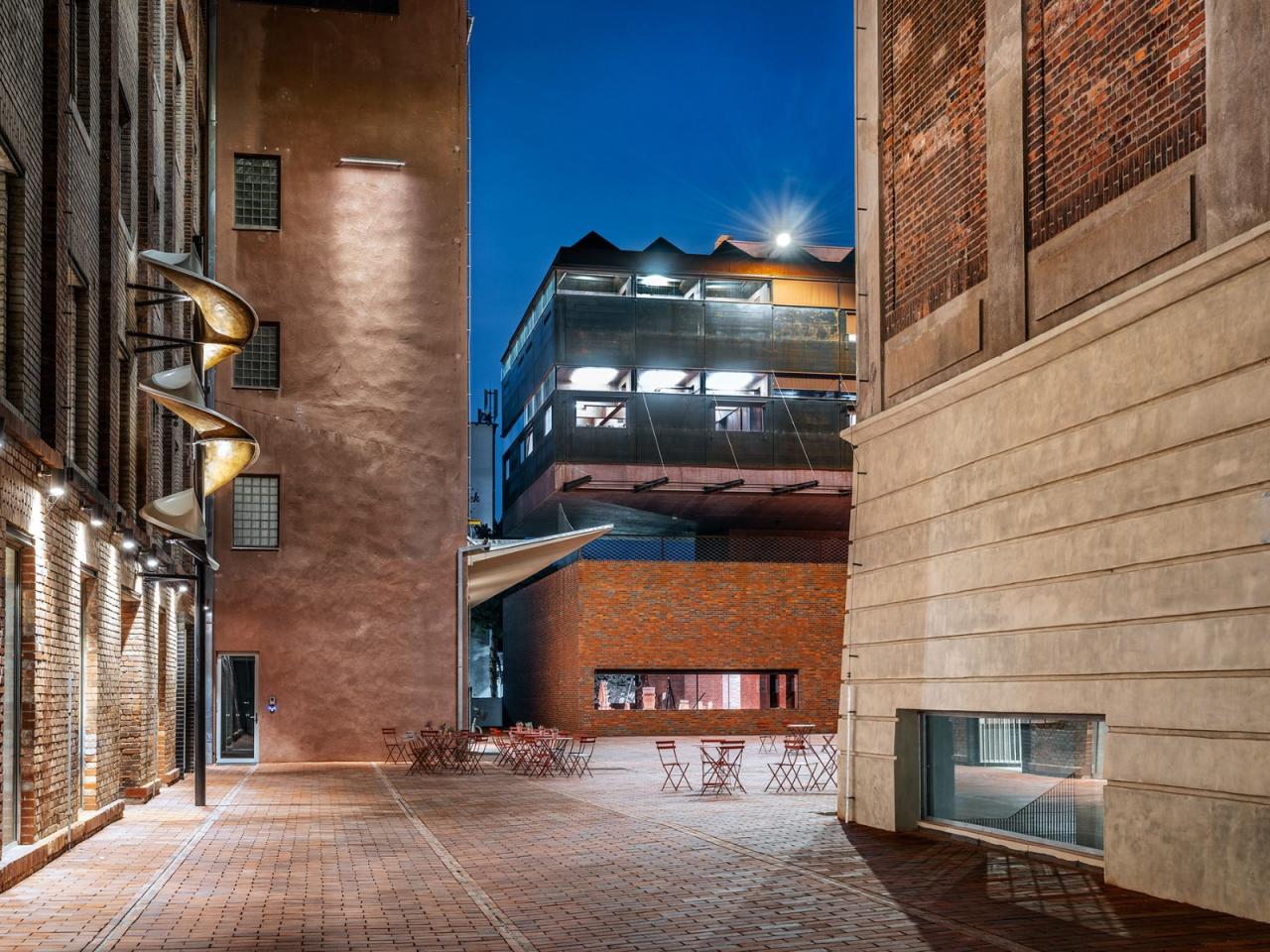 BIM建筑|帕尔杜比采 GAMPA、Sféra 建筑群与自动化工厂公共空间 / Šépka architekti BIM建筑|帕尔杜比采 GAMPA、Sféra 建筑群与自动化工厂公共空间 / Šépka architekti