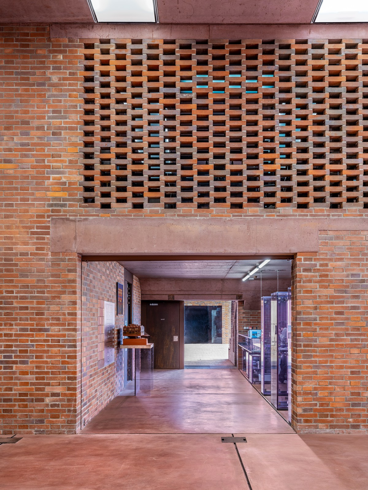 BIM建筑|帕尔杜比采 GAMPA、Sféra 建筑群与自动化工厂公共空间 / Šépka architekti BIM建筑|帕尔杜比采 GAMPA、Sféra 建筑群与自动化工厂公共空间 / Šépka architekti