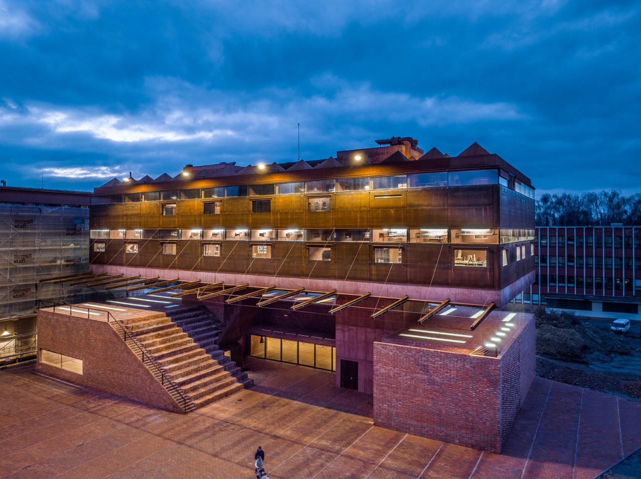BIM建筑|帕尔杜比采 GAMPA、Sféra 建筑群与自动化工厂公共空间 / Šépka architekti BIM建筑|帕尔杜比采 GAMPA、Sféra 建筑群与自动化工厂公共空间 / Šépka architekti