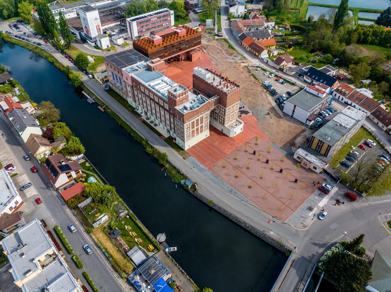 BIM建筑|帕尔杜比采 GAMPA、Sféra 建筑群与自动化工厂公共空间 / Šépka architekti BIM建筑|帕尔杜比采 GAMPA、Sféra 建筑群与自动化工厂公共空间 / Šépka architekti