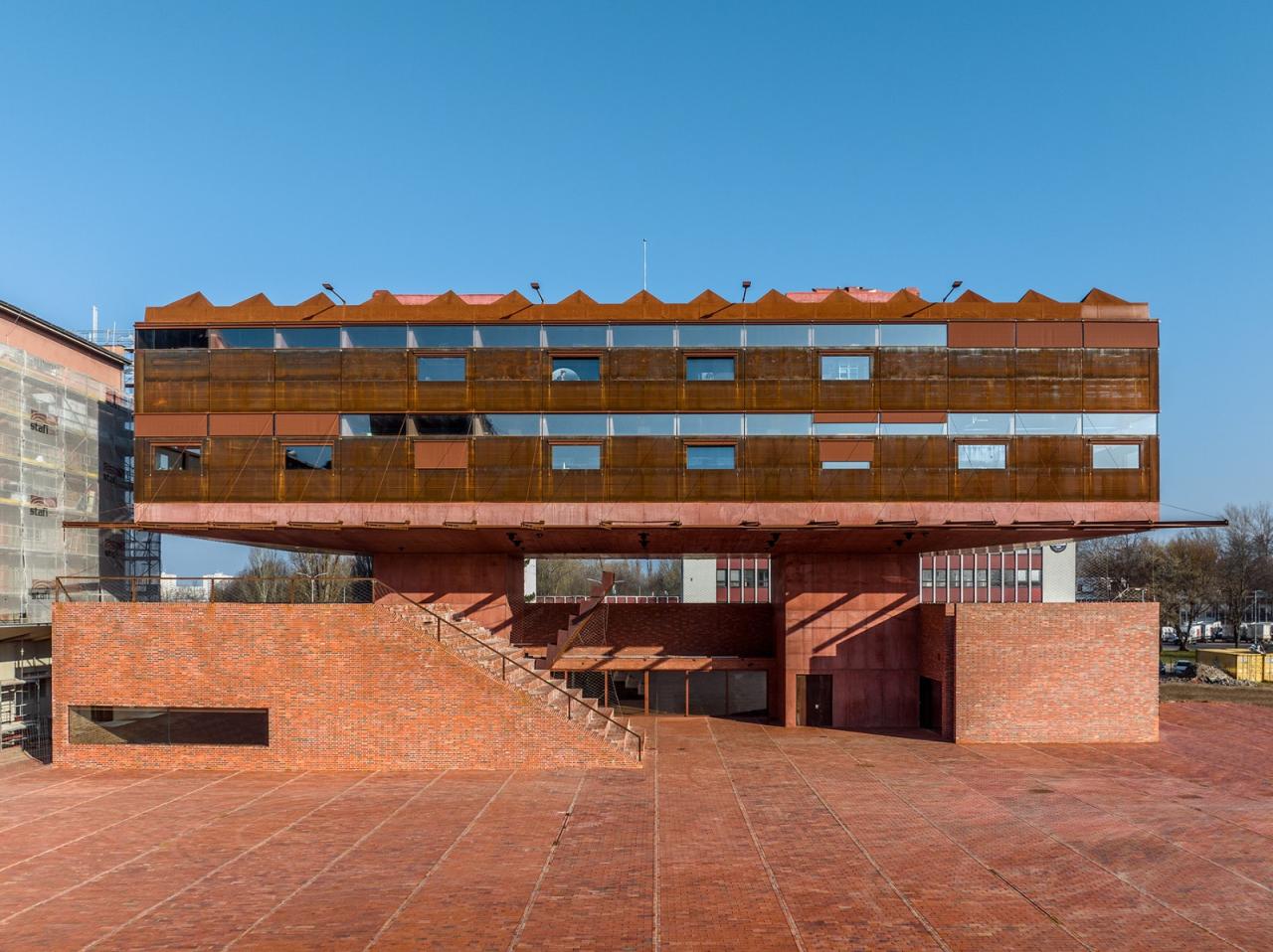 BIM建筑|帕尔杜比采 GAMPA、Sféra 建筑群与自动化工厂公共空间 / Šépka architekti BIM建筑|帕尔杜比采 GAMPA、Sféra 建筑群与自动化工厂公共空间 / Šépka architekti