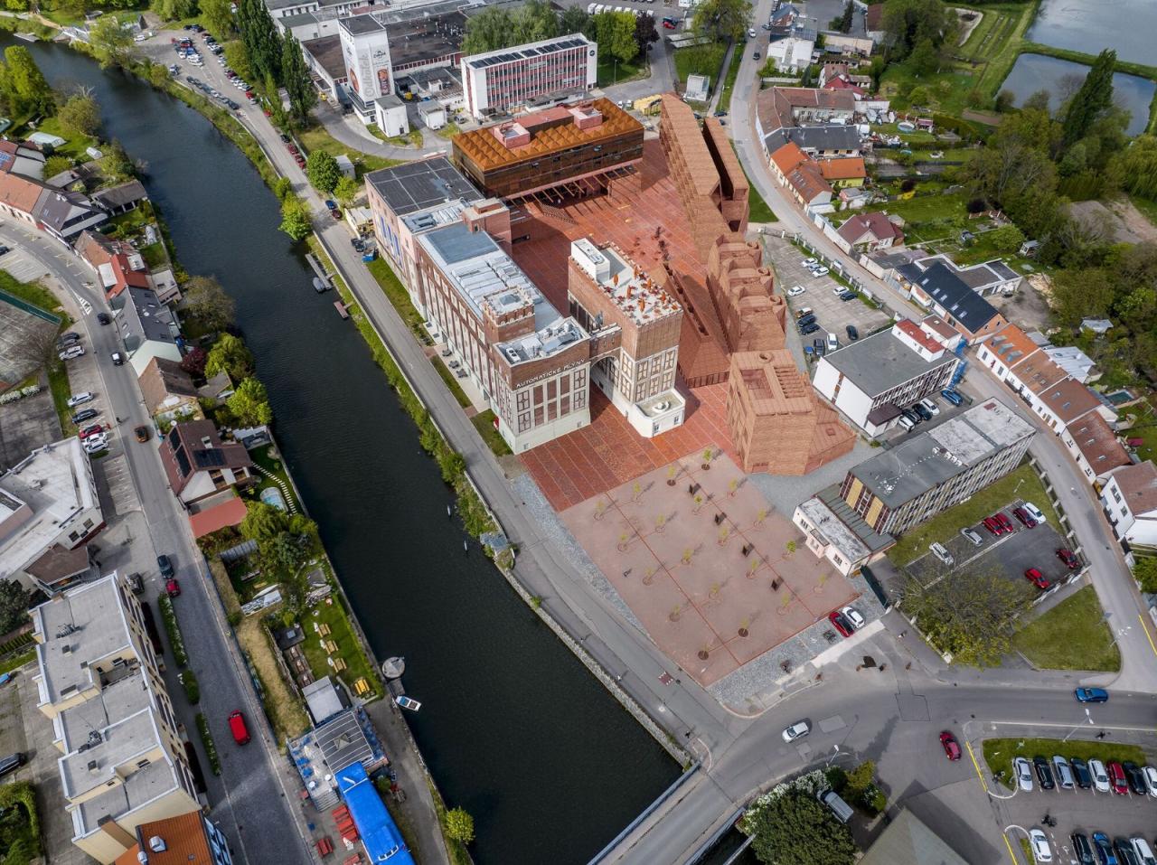 BIM建筑|帕尔杜比采 GAMPA、Sféra 建筑群与自动化工厂公共空间 / Šépka architekti BIM建筑|帕尔杜比采 GAMPA、Sféra 建筑群与自动化工厂公共空间 / Šépka architekti