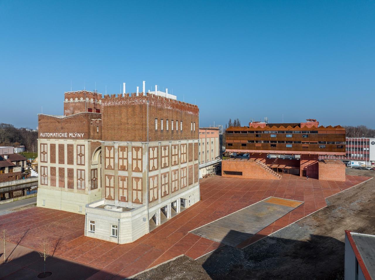 BIM建筑|帕尔杜比采 GAMPA、Sféra 建筑群与自动化工厂公共空间 / Šépka architekti BIM建筑|帕尔杜比采 GAMPA、Sféra 建筑群与自动化工厂公共空间 / Šépka architekti