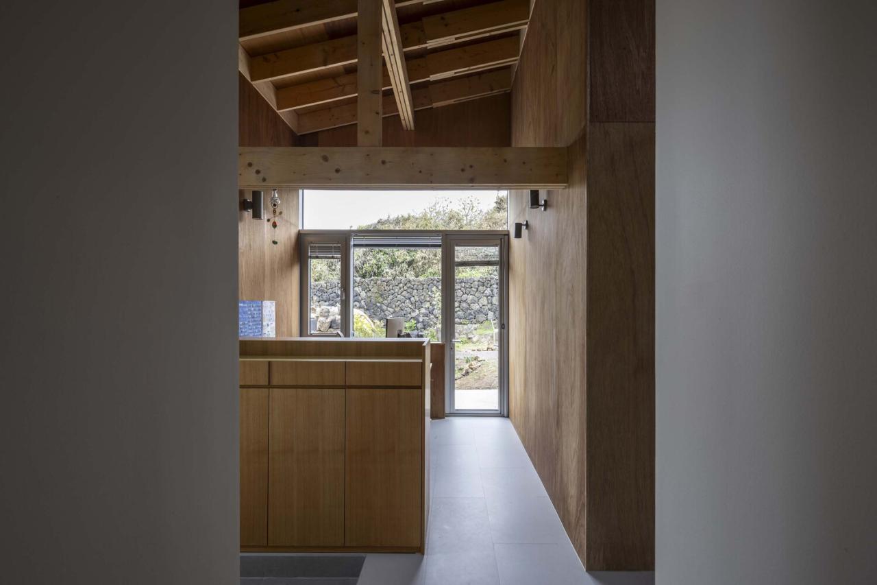 济州岛老房的新生新旧结构交织续写传统居住记忆的住宅设计 济州岛老房的新生新旧结构交织续写传统居住记忆的住宅设计