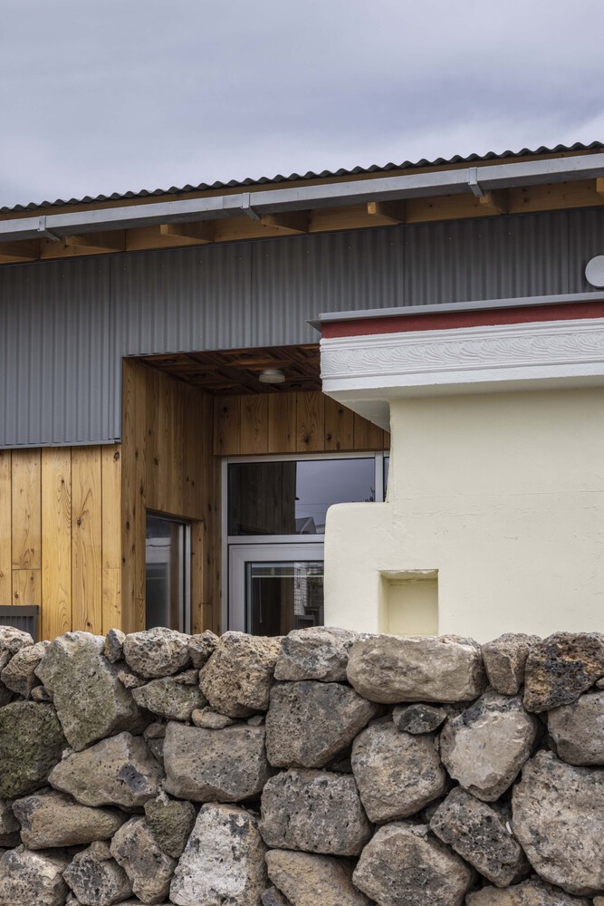 济州岛老房的新生新旧结构交织续写传统居住记忆的住宅设计 济州岛老房的新生新旧结构交织续写传统居住记忆的住宅设计