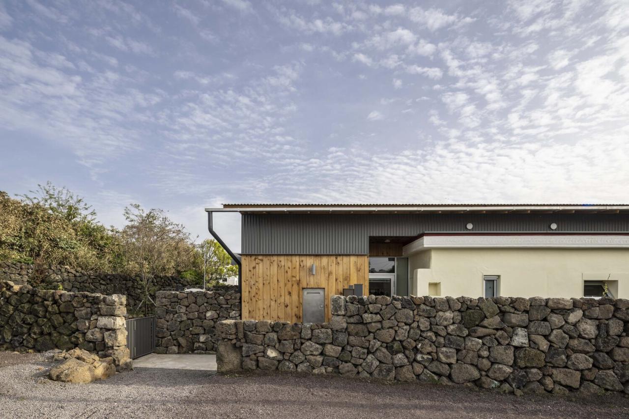 济州岛老房的新生新旧结构交织续写传统居住记忆的住宅设计 济州岛老房的新生新旧结构交织续写传统居住记忆的住宅设计